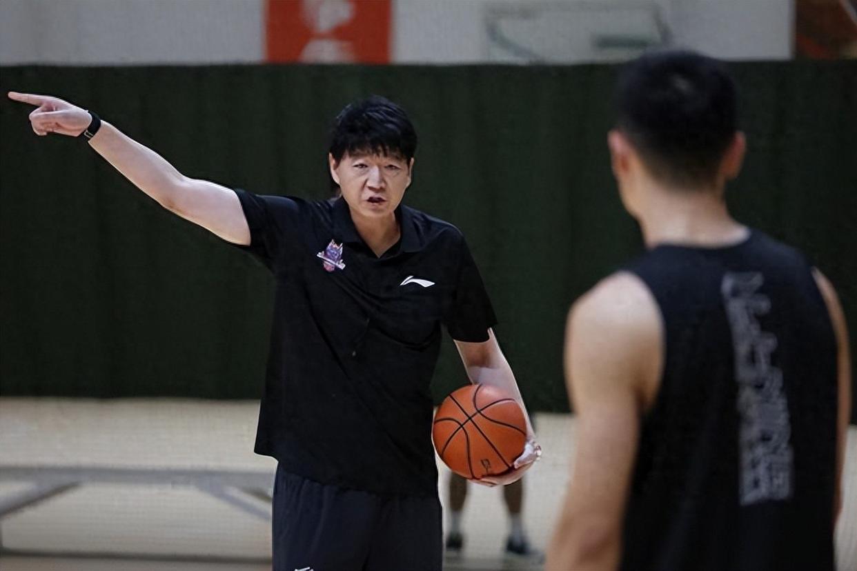 爱游戏体育官网-今晨足总杯传出新动向那不勒斯围绕欧联主帅复盘，网友：山东男篮围绕CBA常规赛防线松动